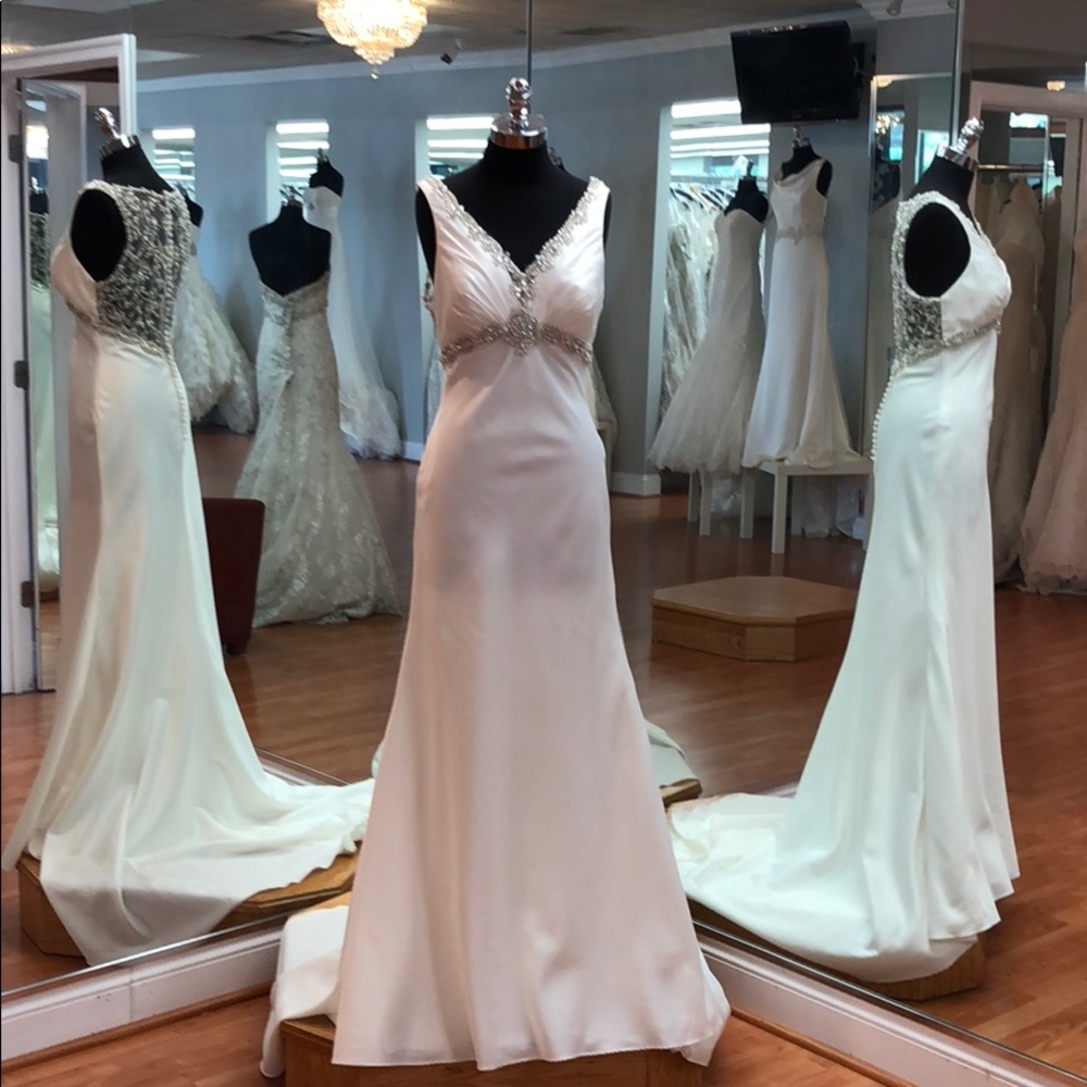 Gorgeous satin back bedding wedding dress